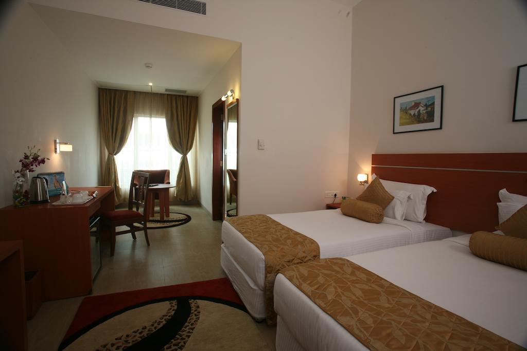 Leonia Holistic Destination Otel Shamirpet Oda fotoğraf