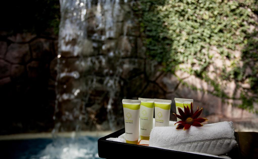 Leonia Holistic Destination Otel Shamirpet Oda fotoğraf